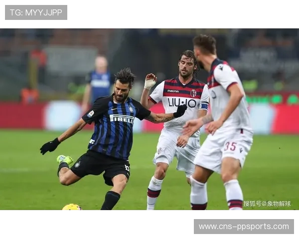 米兰客场球迷高歌助威，博洛尼亚手抛球失误送大礼