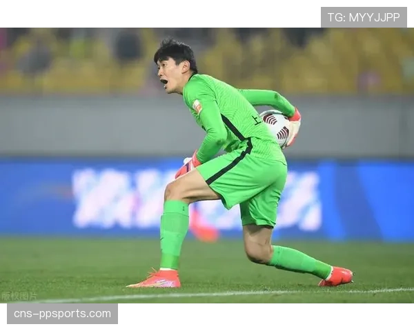 特写瞬间：深圳队门将董春雨连续三次神奇扑救，赢得主场球迷掌声雷动。